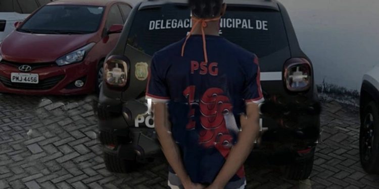 Homem com tornozeleira eletrônica é preso por envolvimento com tráfico de drogas, em Crato