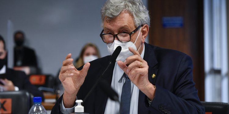 Senador bolsonarista tentou produção da Covaxin por empresas veterinárias