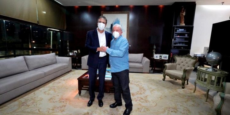 “Bem-vindo ao Ceará”, diz Camilo Santana ao receber ex-presidente Lula
