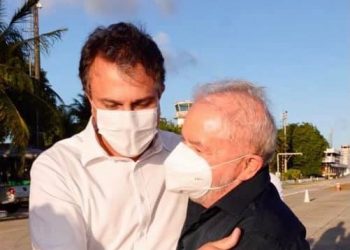 Lula é recebido pelo governador do Ceará, Camilo Santana (PT), na sua chegada ao estado na tarde desta sexta-feira (20) (Foto: Reprodução/Redes sociais)