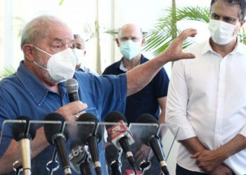 Lula participou de coletiva de imprensa ao lado do governador Camilo Santana, após visita ao Porto do Pecém, neste sábado (21) (Foto: Fábio Lima)