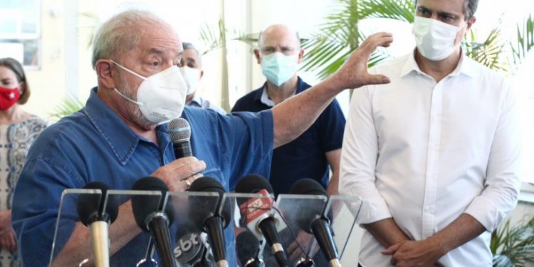 Lula participou de coletiva de imprensa ao lado do governador Camilo Santana, após visita ao Porto do Pecém, neste sábado (21) (Foto: Fábio Lima)