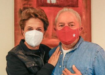 Ex-presidentes Lula e Dilma (Foto: Cláudio Kbene)