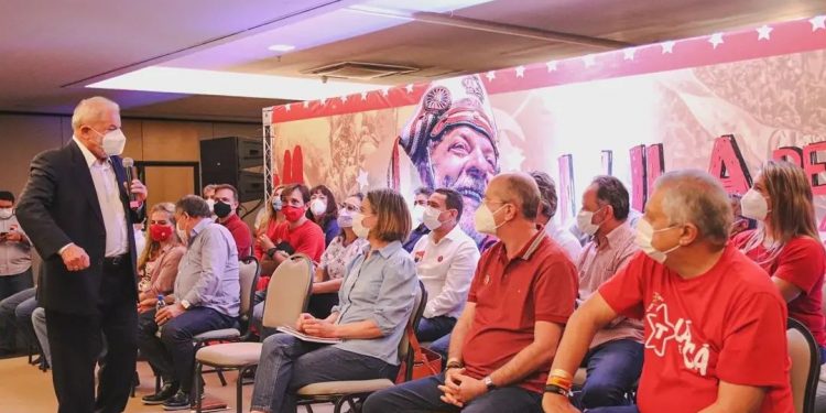 Com Cid, Eunício, Tasso e outros líderes, Lula reforça foco em frente ampla para 2022