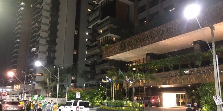 Manifestantes pró-Bolsonaro se reuniram para protestar na Avenida Beira-Mar (Foto: Reprodução)