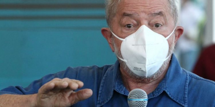 Ex-presidente participou de coletiva de imprensa ao ado do governador Camilo Santana neste sábado (21), no porto do Pecém (Foto: Fábio Lima)