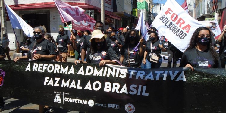 Servidores públicos fazem paralisação e protestam, em Juazeiro do Norte, contra PEC da reforma administrativa