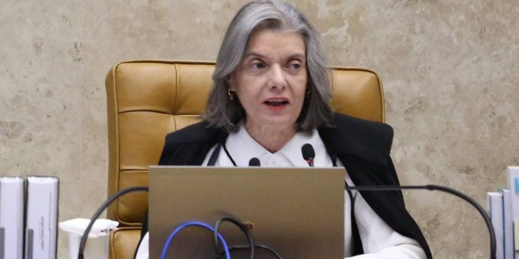 Carmen Lúcia dá 24 horas para Aras se manifestar sobre notícia-crime contra Bolsonaro: ‘Fatos graves’
