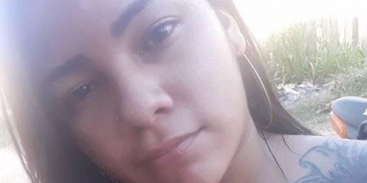 Jovem morre após receber descarga elétrica de celular conectado à tomada