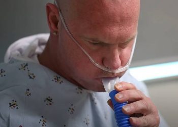 O americano Russel Taylor, 42, em vídeo que incentiva a vacinação; ele havia se recusado a tomar a vacina e foi internado com Covid-19 (Foto: YouTube/CoxHealth)