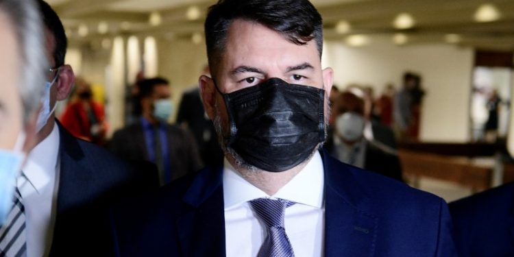 Advogado da Precisa mantém silêncio em perguntas sobre Covaxin; assista