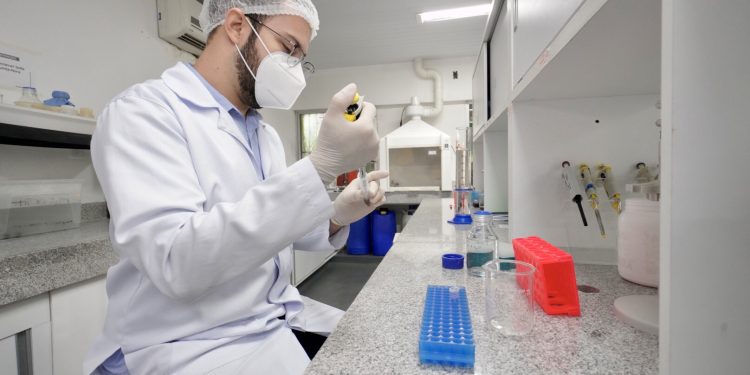 Governo do Ceará e Fiocruz firmam acordo para desenvolvimento de vacina cearense contra Covid