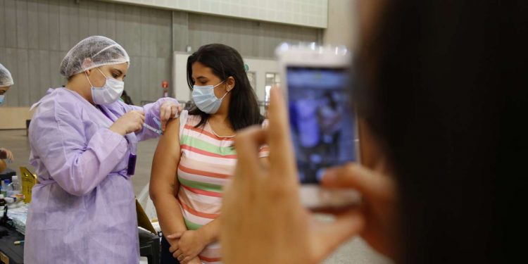 Justiça acata reivindicação de mais vacinas contra Covid-19 para o Ceará; Governo Federal tem até o fim de agosto para aumentar repasses