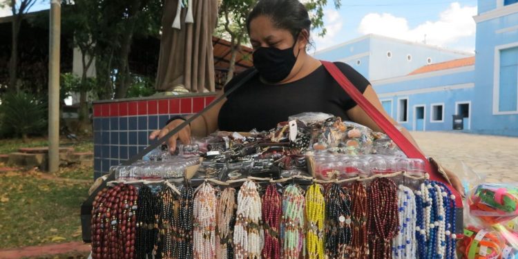 ‘A pandemia veio pra destruir muita coisa’: vendedoras tradicionais do Horto sofrem com menos vendas