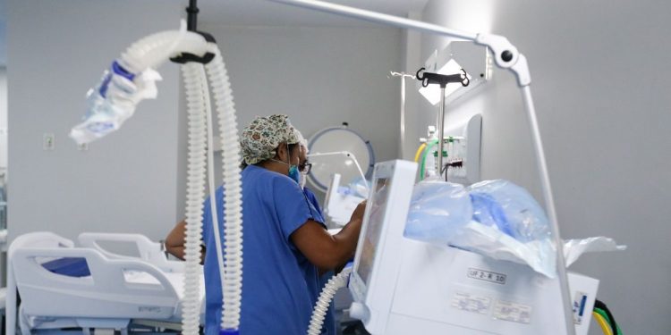 Idosos, adultos ou jovens? Veja as faixas etárias de quem ainda está morrendo por Covid-19 no Ceará