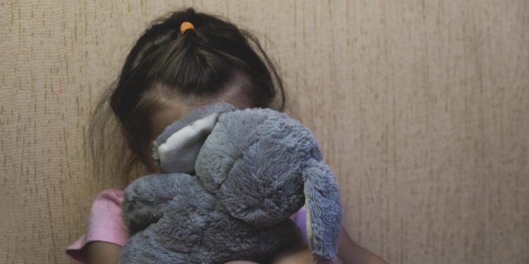 Mãe é presa no Ceará após gravar e compartilhar vídeos pornográficos das filhas 4 e 11 anos de idade