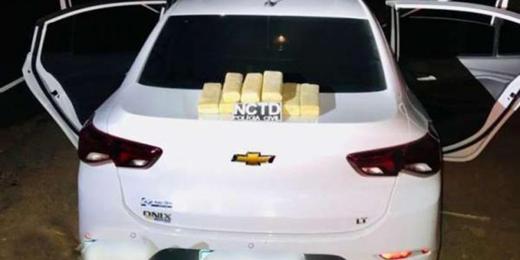 Motorista de aplicativo e companheira são presos pela Polícia Civil transportando 5,5 kg de drogas no Crato