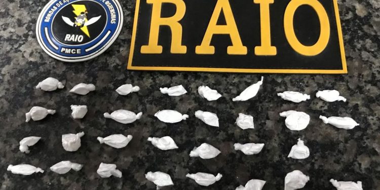 RAIO prende jovem com 31 trouxinhas de cocaína em Crato