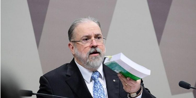 Aras pede ao STF suspensão de MP que dificulta combate a fake news