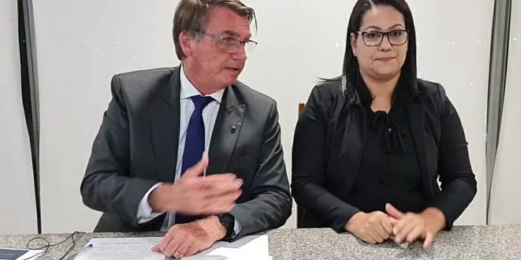 No mesmo dia em que “ensaiou” recuo, Bolsonaro volta a defender voto impresso e diz que Barroso ‘não convence ninguém’