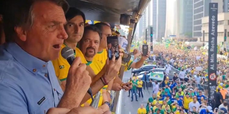 Em tom ameaçador, Bolsonaro incita desobediência e incentiva o golpe