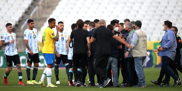 Anvisa interrompe jogo do Brasil e Argentina e entra em campo