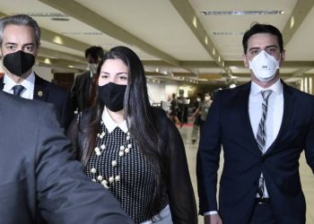 Bruna Morato, advogada dos médicos que entregaram dossiê contra a Prevent Senior, chega para depor à CPI da Covid (Foto: Agência Senado)