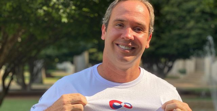 Caio Ribeiro revela que faz tratamento contra o câncer: “Estou forte, com a cabeça boa”