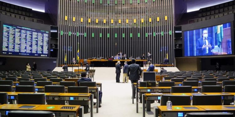 Congresso aprova uso do Auxílio Brasil para assistir vítimas da pandemia