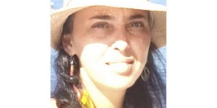 Mulher é presa por matar o pai carbonizado e diz ter se inspirado em filme