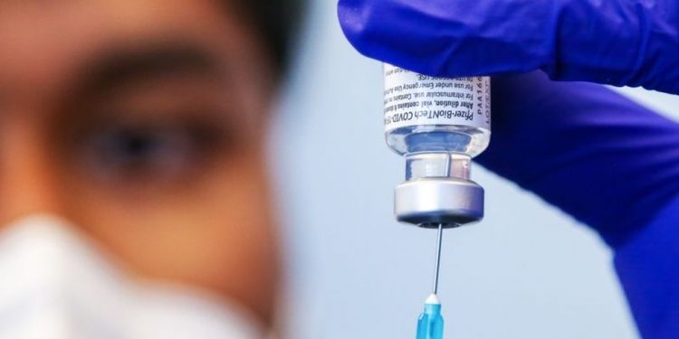 Profissionais de saúde vão receber dose de reforço da vacina contra Covid-19, diz ministro