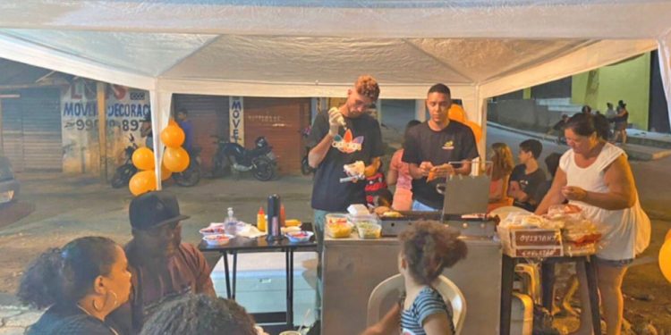 Catador improvisa banca de lanches com chapa recuperada no lixo e vira alvo de humilhações – mas uma vaquinha muda tudo