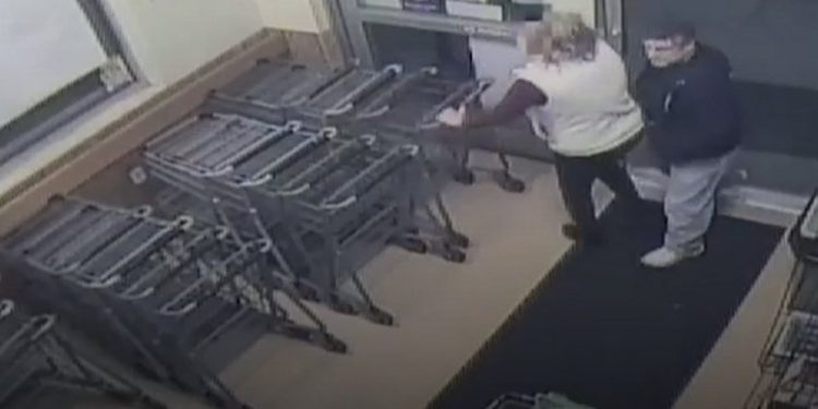 Homem ataca mulher e injeta sêmen em suas nádegas; assista