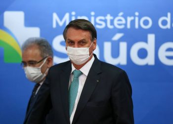 O presidente Jair Bolsonaro participa com o ministro da Saúde, Marcelo Queiroga, de cerimônia de assinatura do contrato de transferência de tecnologia da Astrazeneca para a Fundação Oswaldo Cruz (Fiocruz) para a Vacina contra a Covid-19 (Foto: Pedro Ladeira/Folhapress)