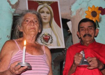 Na localidade de Tanque, zona rural de Iguatu, o agricultor Antônio Antunes vive com a mulher em uma casa de taipa e mantém o lampião e a lamparina para iluminar a moradia quando o sol se põe (Foto: Honório Barbosa)