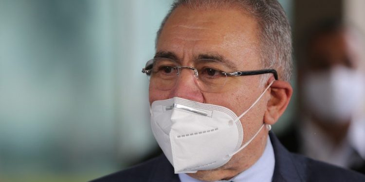 Máscara ao ar livre deve deixar de ser obrigatória até novembro, avalia Queiroga