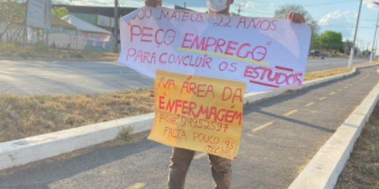 Jovem consegue emprego em Barbalha após exibir cartaz pedindo oportunidade