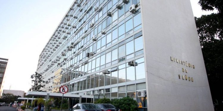 Governo Bolsonaro: Relatório aponta desperdício com perda de vacinas, remédios e respiradores