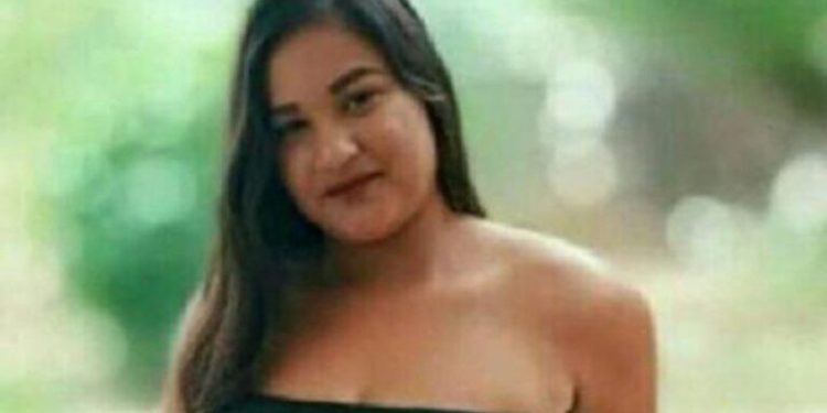 Adolescente morre após sofrer descarga elétrica enquanto usava chapinha