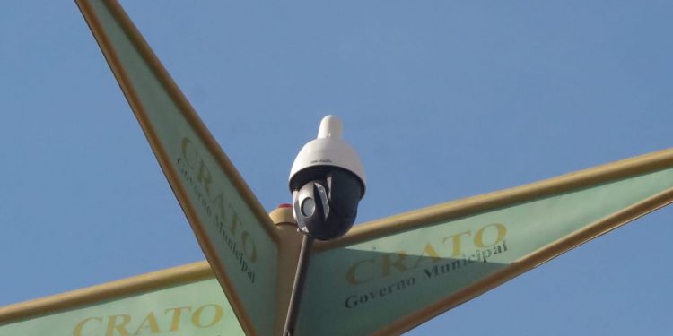 Moradores de um bairro no Crato instalam câmeras de segurança para inibir crimes