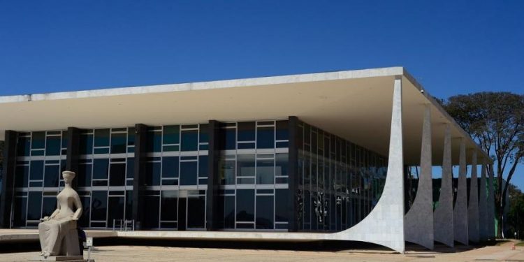 STF mantém veto aos showmícios, mas libera shows em eventos de arrecadação