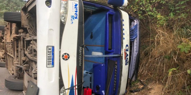 Ônibus com candidatos de concurso tomba em Tianguá e deixa quatro mortos e 34 feridos