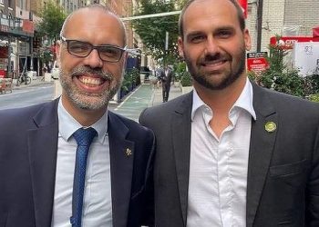 O deputado Eduardo Bolsonaro com o blogueiro bolsonarista Allan dos Santos, em Nova York (Foto: Reprodução/Instagram)