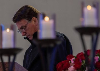 O presidente Jair Bolsonaro, durante missa nesta terça (12) no templo de Nossa Senhora da Aparecida, em Aparecida, interior de São Paulo (Foto: Eduardo Anizelli/ Folhapress)