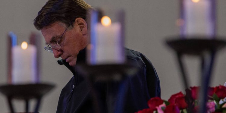 Bolsonaro é vaiado em Aparecida e ouve sermão com alertas sobre Covid e desemprego