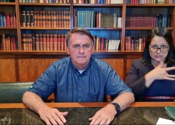 Bolsonaro disse, durante live, que 'vacinados [contra a Covid] estão desenvolvendo a síndrome da imunodeficiência adquirida [Aids]' (Foto: Reprodução/Redes sociais)