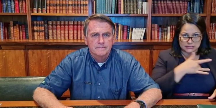 Live de Bolsonaro derrubada pelo Facebook é trágica, falsa, absurda, grotesca, diz presidente do Conass