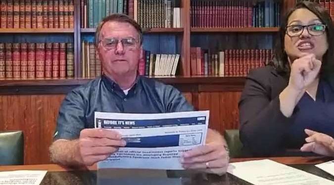 Bolsonaro mente ao dizer que vacinas contra Covid podem desenvolver HIV/Aids