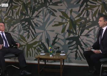 Bolsonaro em entrevista ao canal Sky TG24, da Itália, durante viagem da cúpula do G20 em Roma (Foto: Reprodução/Sky TG24)