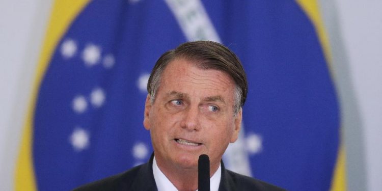 Bolsonaro diz ter sido ‘obrigado’ a vetar absorvente gratuito a mulher de baixa renda